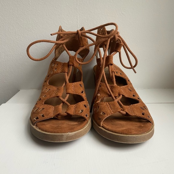 SO Shoes - SO Furl Women’s size 6 1/2 block heel sandal